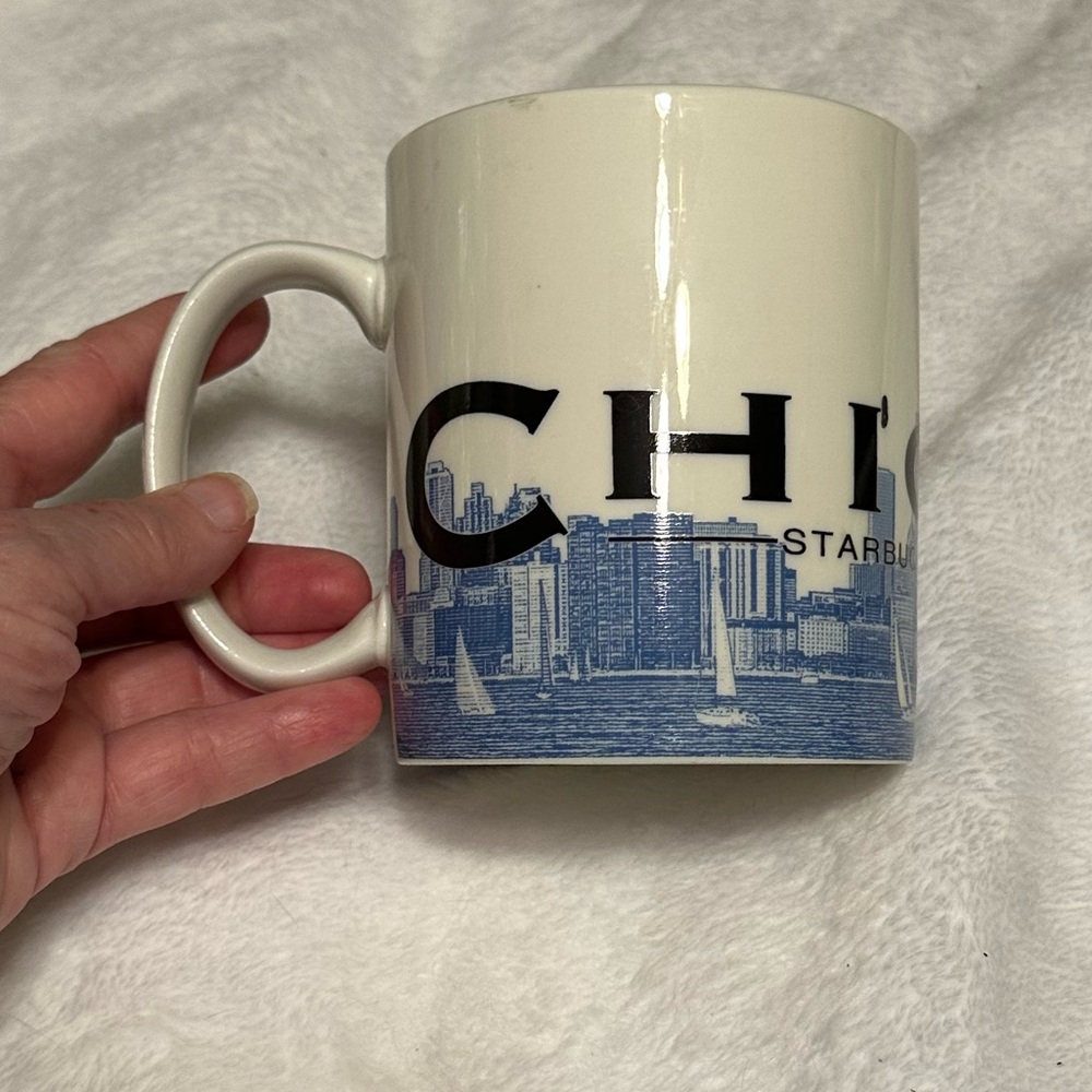 White and Blue Cityscape Coffee Mug with Chicago design, 18 oz, like new
